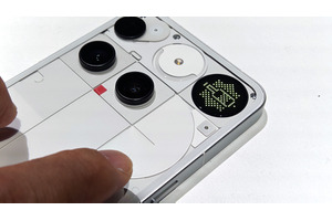Nothing Phone (3) 実機を最速チェック。背面LEDから丸窓のドット表示に。更なる謎ボタン、そしてヘッドフォンも(スマホ沼) 画像