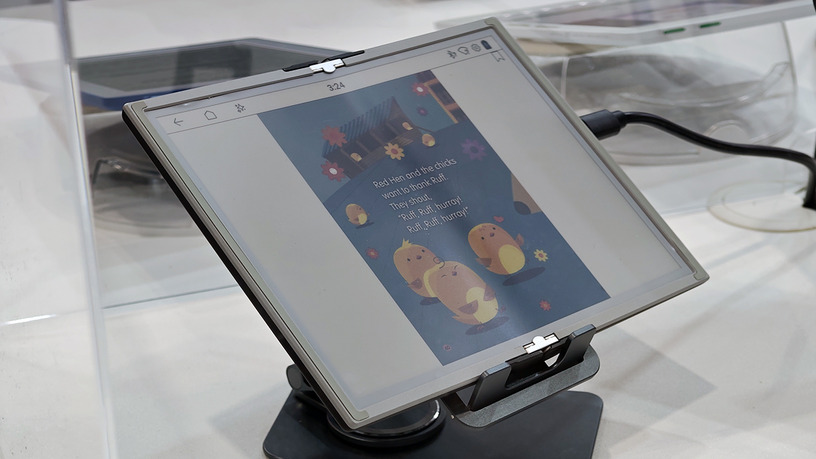 これぞ本。カラーEインク搭載の折りたたみ電子ブックリーダーをCOMPUTEXで発見(スマホ沼) 画像