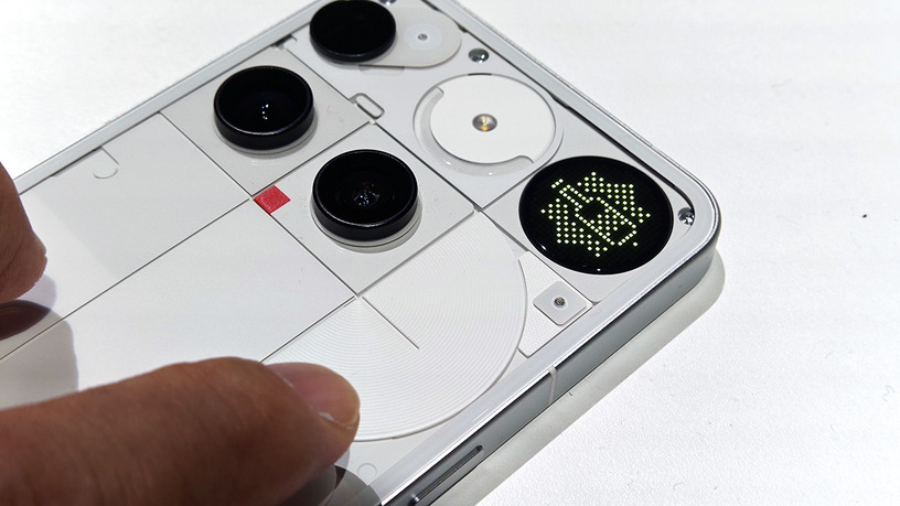 Nothing Phone (3) 実機を最速チェック。背面LEDから丸窓のドット表示に。更なる謎ボタン、そしてヘッドフォンも(スマホ沼) 画像
