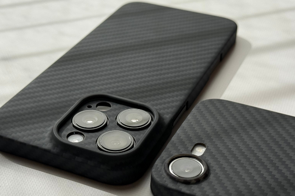 ギーク御用達のアラミド繊維スマホケースはニセモノに注意! 2種類あるDUROの選び方(テクノエッジ購買部) 画像