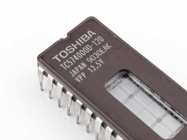 ファミコンでも使われた? 繰り返しの書き込みと紫外線による消去が可能な便利なROM「UV-EPROM」(2Kbit~、1971年頃~):ロストメモリーズ File044