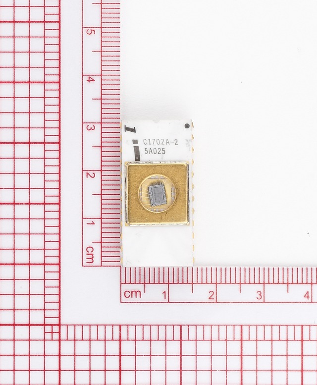 ファミコンでも使われた? 繰り返しの書き込みと紫外線による消去が可能な便利なROM「UV-EPROM」(2Kbit~、1971年頃~):ロストメモリーズ File044