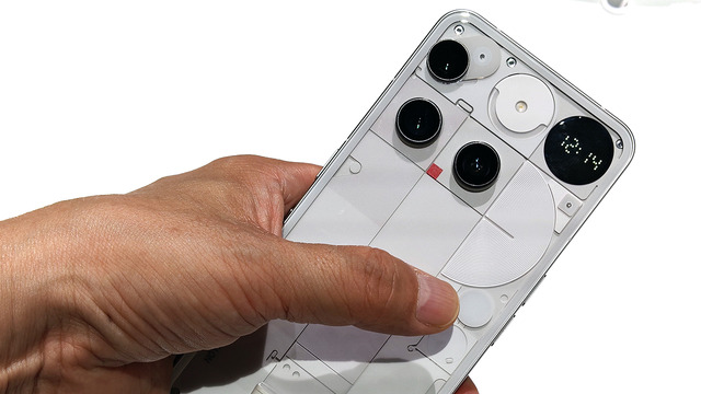 Nothing Phone (3) 実機を最速チェック。背面LEDから丸窓のドット表示に。更なる謎ボタン、そしてヘッドフォンも(スマホ沼)