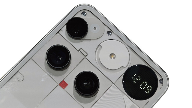 Nothing Phone (3) 実機を最速チェック。背面LEDから丸窓のドット表示に。更なる謎ボタン、そしてヘッドフォンも(スマホ沼)
