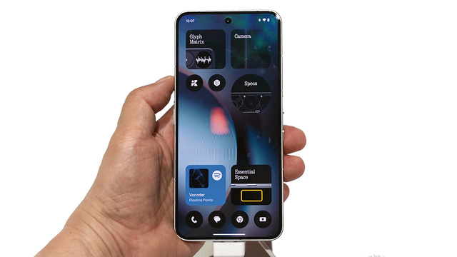 Nothing Phone (3) 実機を最速チェック。背面LEDから丸窓のドット表示に。更なる謎ボタン、そしてヘッドフォンも(スマホ沼)