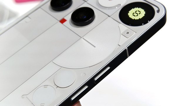 Nothing Phone (3) 実機を最速チェック。背面LEDから丸窓のドット表示に。更なる謎ボタン、そしてヘッドフォンも(スマホ沼)