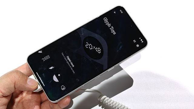 Nothing Phone (3) 実機を最速チェック。背面LEDから丸窓のドット表示に。更なる謎ボタン、そしてヘッドフォンも(スマホ沼)
