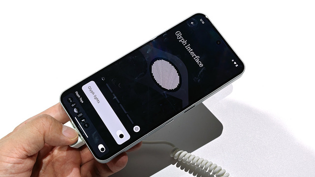 Nothing Phone (3) 実機を最速チェック。背面LEDから丸窓のドット表示に。更なる謎ボタン、そしてヘッドフォンも(スマホ沼)