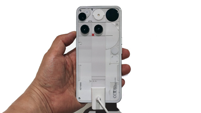 Nothing Phone (3) 実機を最速チェック。背面LEDから丸窓のドット表示に。更なる謎ボタン、そしてヘッドフォンも(スマホ沼)