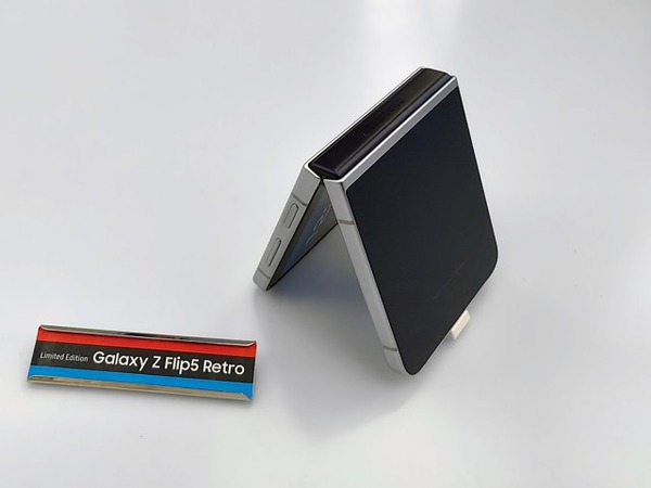 「ベンツフォン」再来、Galaxy Z Flip5 Retroを韓国で見てきた。マット仕上げで落ち着いた雰囲気、大人の男性も違和感なく使えるデザインが好印象（山根康宏）