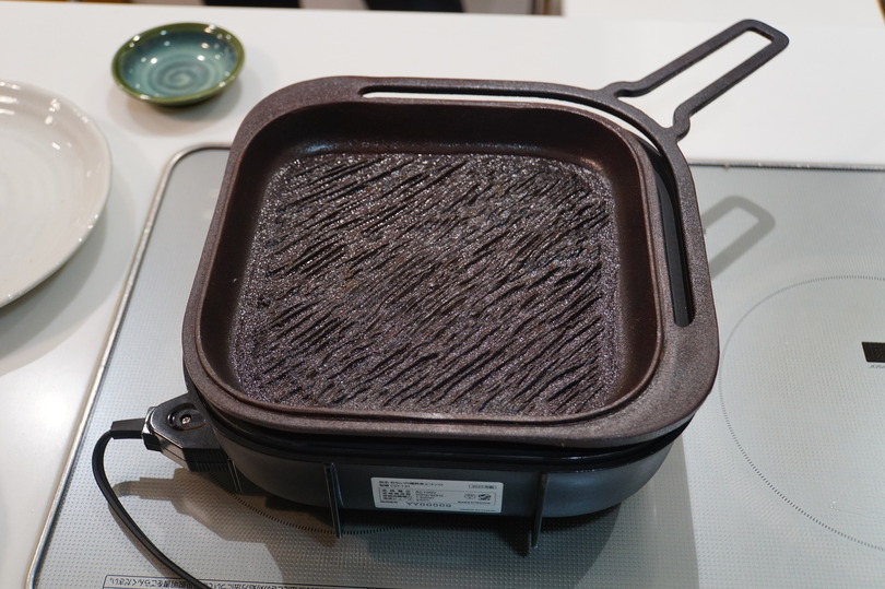 鋳物フライパンと家電が融合した「おもいのフライパン スクエア 電気卓上コンロセット」レビュー。約250度の高温調理対応で取っ手も熱くない、ただし重い