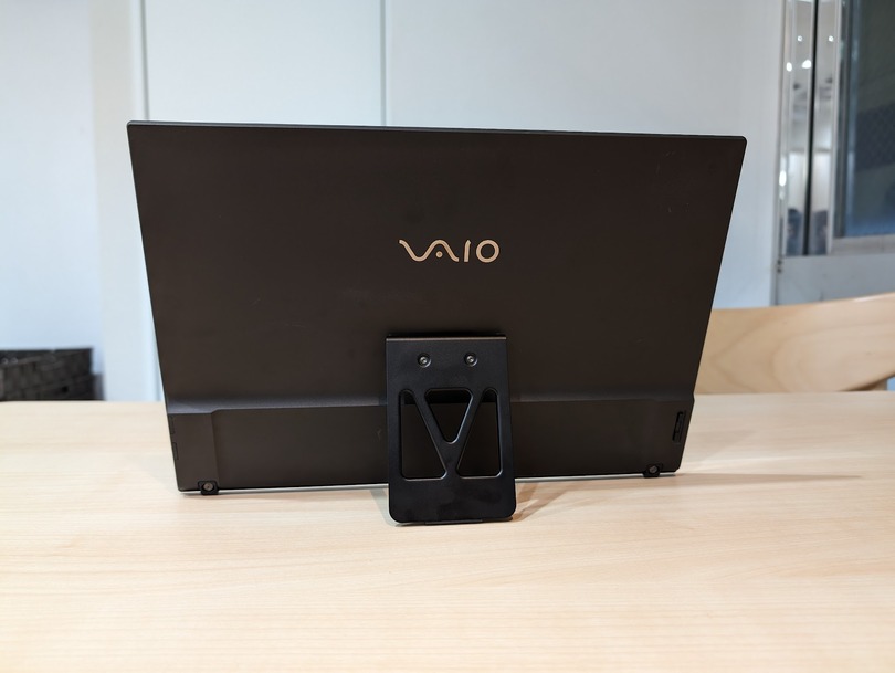 VAIOが世界最軽量モバイルディスプレイ『VAIO Vision+ 14』発表。カーボン立体成型で超薄堅牢、縦デュアル対応スタンド兼カバー付属