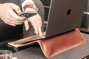 スタンドにもなるノートPC用スリーブケース「Fleeve」をテクノエッジ購買部で販売開始 画像