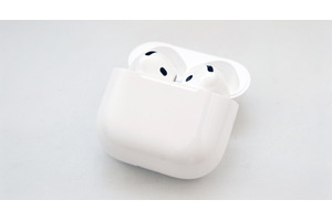 AirPods 4レビュー。軽い装着感とノイキャン両立、自然な外音が魅力。無線充電や「探す」対応などケースの機能差に注意(石野純也) 画像