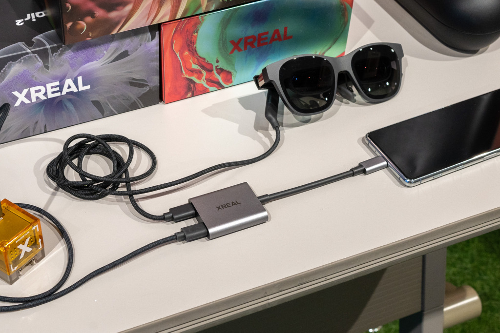 スマホを充電しながらARグラス「XREAL Air」が使えるXREAL Hub