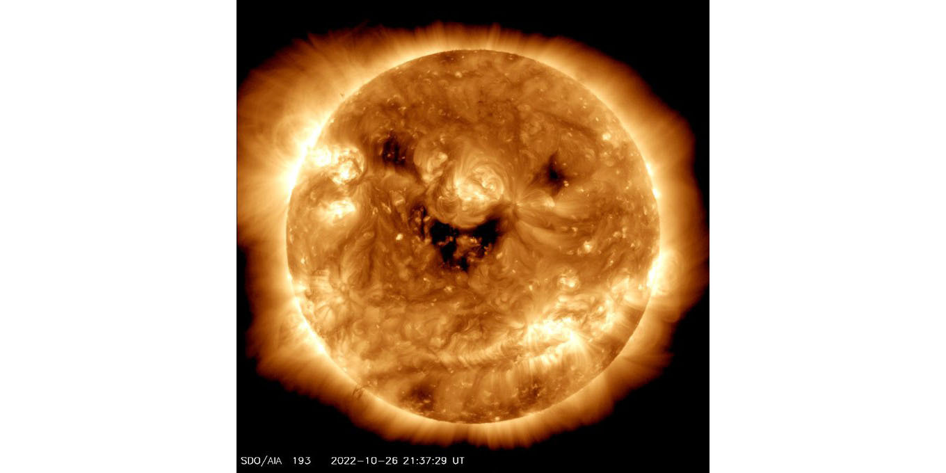 Nasaが 笑う太陽 の写真公開 黒い部分は太陽風の吹き出し口 テクノエッジ Technoedge
