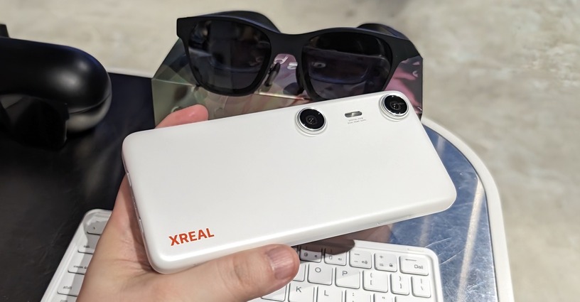 令和のステレオ3Dカメラ XREAL Beam Pro発売。3万円台のスマホ型「空間コンピューティングデバイス」、ARグラスをフル活用 画像