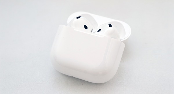 AirPods 4レビュー。軽い装着感とノイキャン両立、自然な外音が魅力。無線充電や「探す」対応などケースの機能差に注意(石野純也) 画像