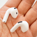 AirPods 4レビュー。軽い装着感とノイキャン両立、自然な外音が魅力。無線充電や「探す」対応などケースの機能差に注意(石野純也)