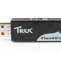 USBメモリーの元祖!？　直接USBに挿せるフラッシュメモリードライブ「ThumbDrive」（8～512MB、2000年頃～）：ロストメモリーズ File042