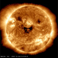 NASAが「笑う太陽」の写真公開。黒い部分は太陽風の吹き出し口