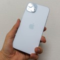 ▲iPhone 15 Plusの背面。マットで落ち着いた色合いに