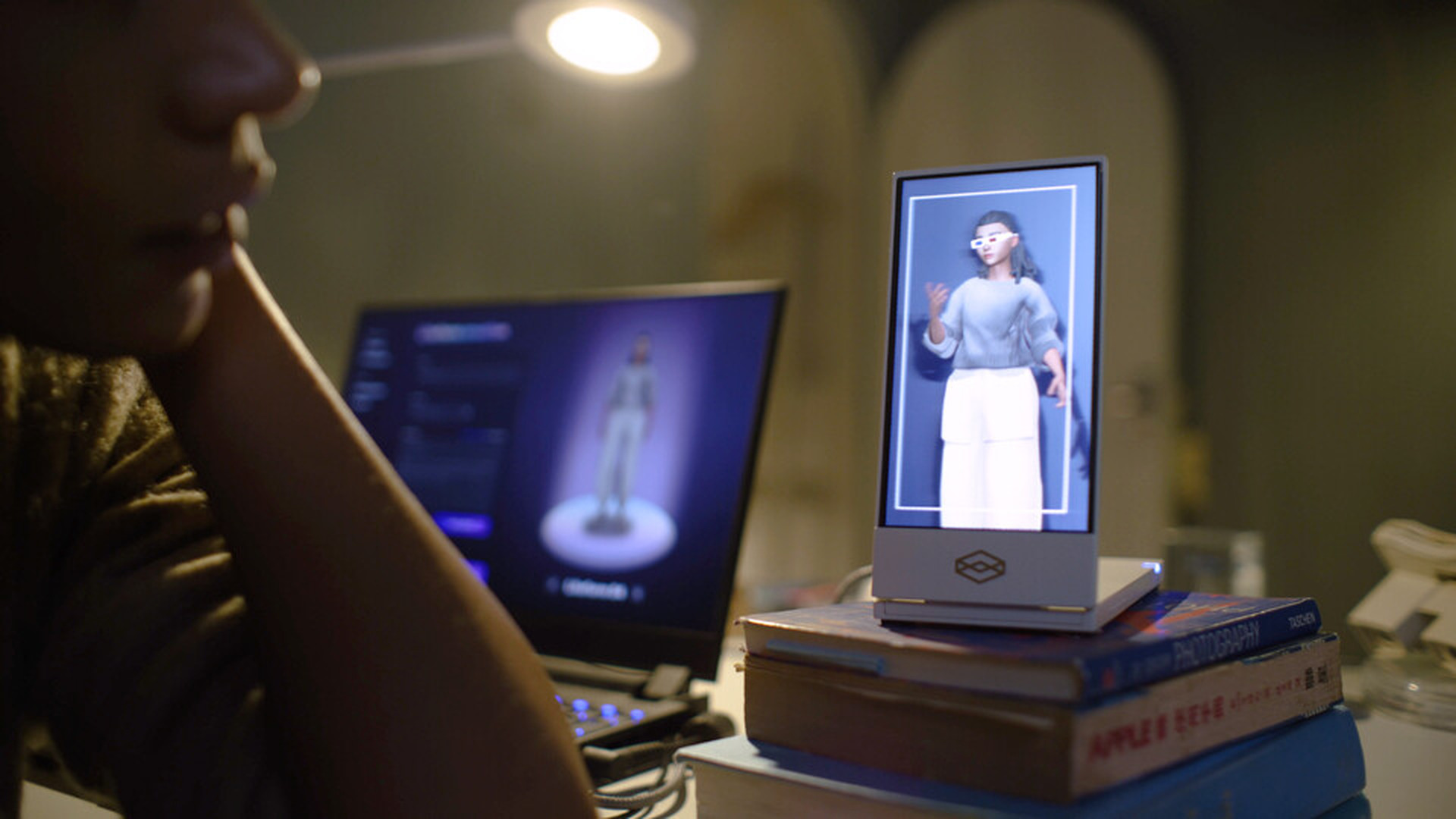 現実の魔法具、iPhoneサイズの立体映像装置「Looking Glass Go」。2台 