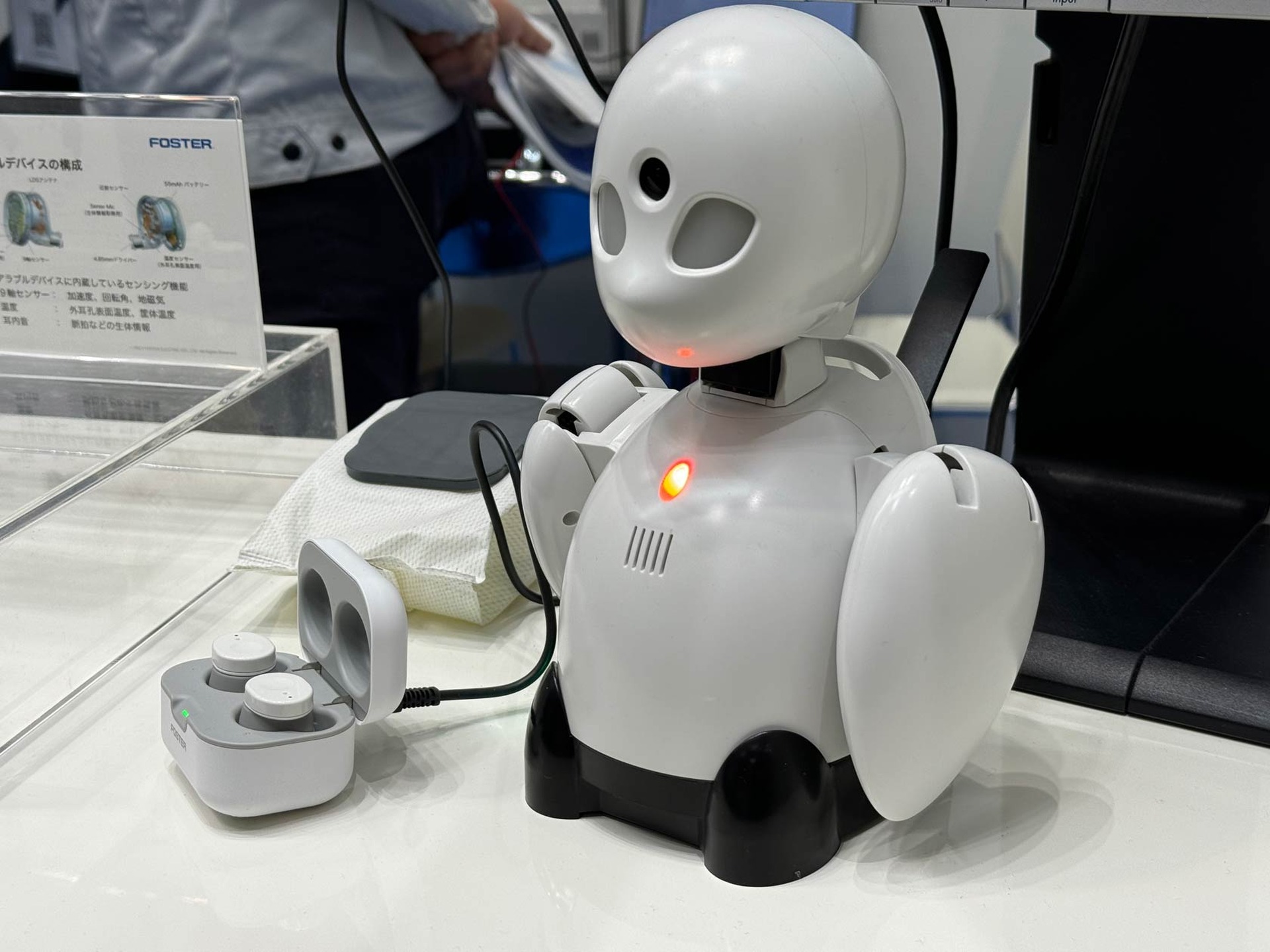 イヤホンで分身ロボット「OriHime」を遠隔操作。ヒアラブルデバイス「RN002 TW」で頭の動きや揺れを反映する研究 | テクノエッジ  TechnoEdge