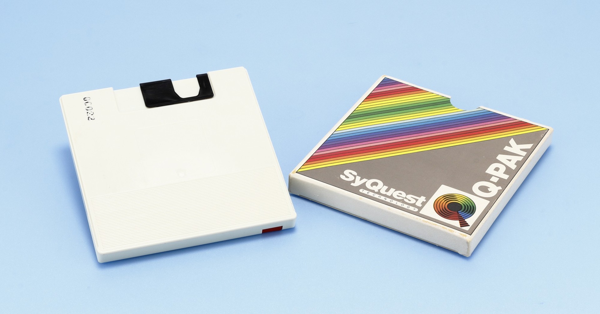 リムーバブルHDDで一時代を築いたSyQuestの初代「Q-PAK」（容量6.38MB・1982年頃～）：ロストメモリーズ File005 |  テクノエッジ TechnoEdge