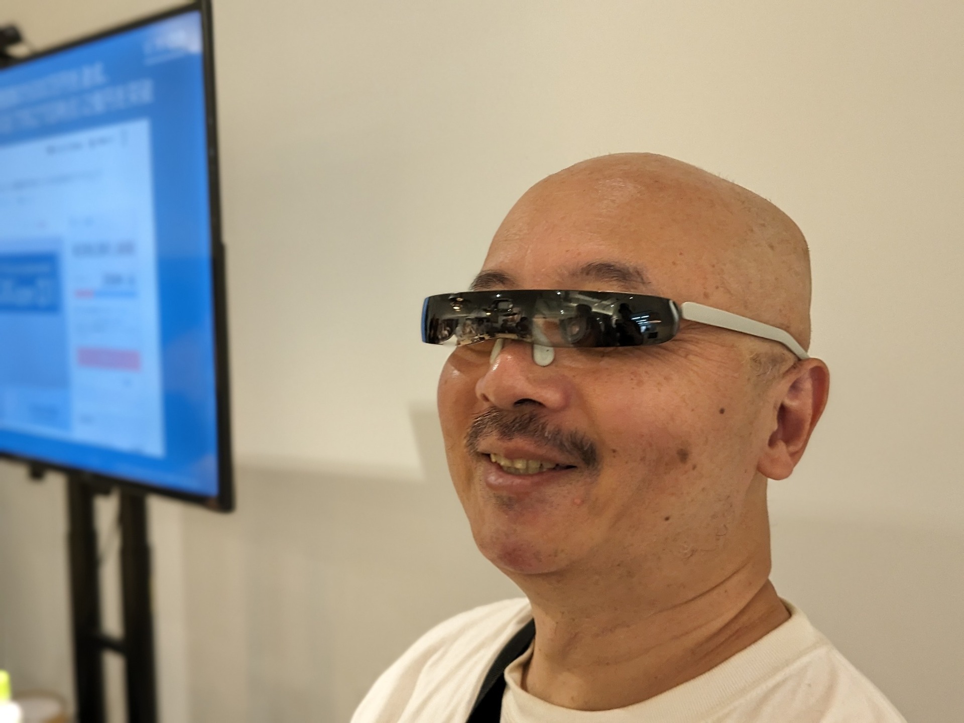 近視・老眼・緑内障の自分にオートフォーカス“メガネ”「ViXion01」は
