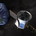 NASAの系外惑星探索衛星TESSが重力マイクロレンズ現象を観測、初の自由浮遊惑星「ローグ・プラネット」発見の可能性