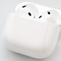 AirPods 4レビュー。軽い装着感とノイキャン両立、自然な外音が魅力。無線充電や「探す」対応などケースの機能差に注意(石野純也)