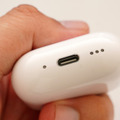 AirPods 4レビュー。軽い装着感とノイキャン両立、自然な外音が魅力。無線充電や「探す」対応などケースの機能差に注意(石野純也)