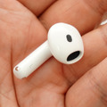 AirPods 4レビュー。軽い装着感とノイキャン両立、自然な外音が魅力。無線充電や「探す」対応などケースの機能差に注意(石野純也)