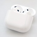 AirPods 4レビュー。軽い装着感とノイキャン両立、自然な外音が魅力。無線充電や「探す」対応などケースの機能差に注意(石野純也)