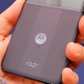 大きくなったハイエンド縦折りフォルダブル「razr 50 ultra」ハンズオン。懐かしのホットピンクも（石野純也）