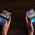 スマホをGB風にする縦型ゲームパッドクリップ、8BitDoが発売。超小型コントローラMicroやZero 2を画面に重ねて固定