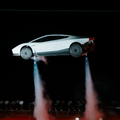 テスラが空飛ぶクルマ「ロードスター・ロケット」実演、イーロン・マスクいわく「楽しさは10点満点中11点」 逆さに貼り付く吸引ファンも搭載