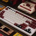 ファミリーベーシック風のレトロメカニカルキーボードを8BitDoが発売。巨大ABボタン付属、NESカラーも用意