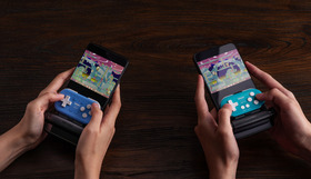 スマホをGB風にする縦型ゲームパッドクリップ、8BitDoが発売。超小型コントローラMicroやZero 2を画面に重ねて固定 画像