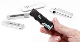 USBメモリーの元祖!？　直接USBに挿せるフラッシュメモリードライブ「ThumbDrive」（8～512MB、2000年頃～）：ロストメモリーズ File042 画像