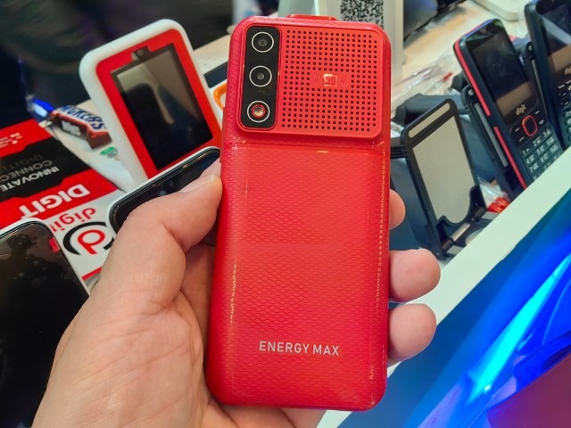 Made in パキスタンのスマホがそのうち世界に出てくるかもしれない。ドバイ GITEX 2023で感じた新興国スマホ事情（山根康宏）