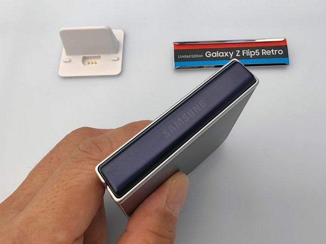 「ベンツフォン」再来、Galaxy Z Flip5 Retroを韓国で見てきた。マット仕上げで落ち着いた雰囲気、大人の男性も違和感なく使えるデザインが好印象（山根康宏）