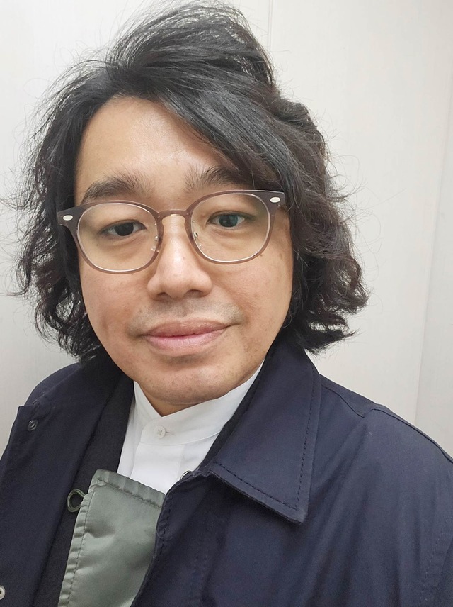 ▲HUAWEI Eyewear 2をかけた筆者。自ら言い出さないと、誰もこのメガネがスマホとつながってるとは気づかないのがちょっと寂しい