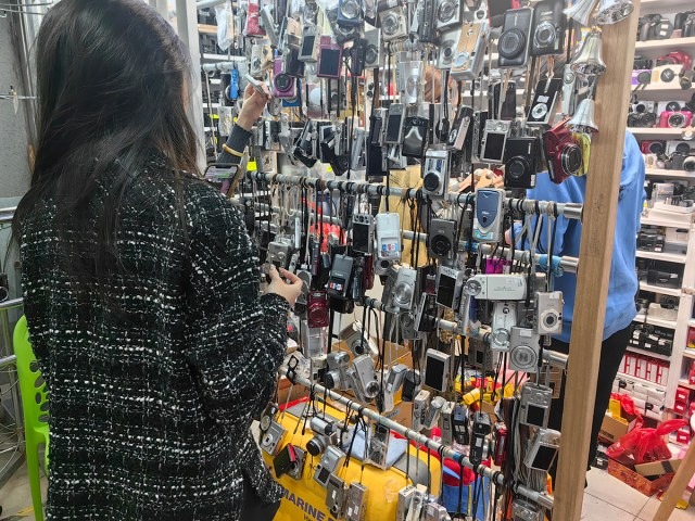 「Z世代に中古コンデジが人気」は本当だった！香港の中古店は若い女性ばかり。ソニーMavicaやGalaxy S4 Zoomなど懐かしい機種も（山根康宏）