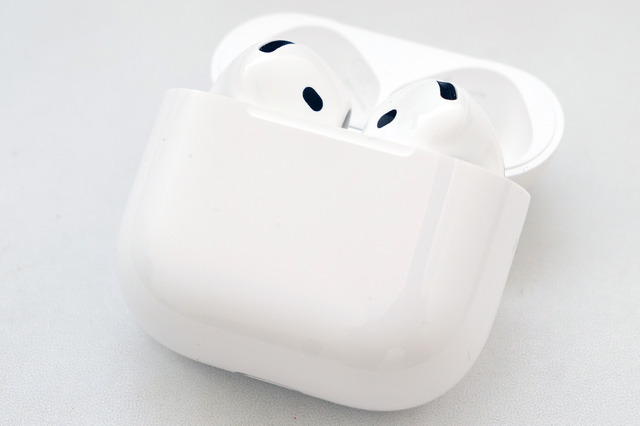 AirPods 4レビュー。軽い装着感とノイキャン両立、自然な外音が魅力。無線充電や「探す」対応などケースの機能差に注意(石野純也)