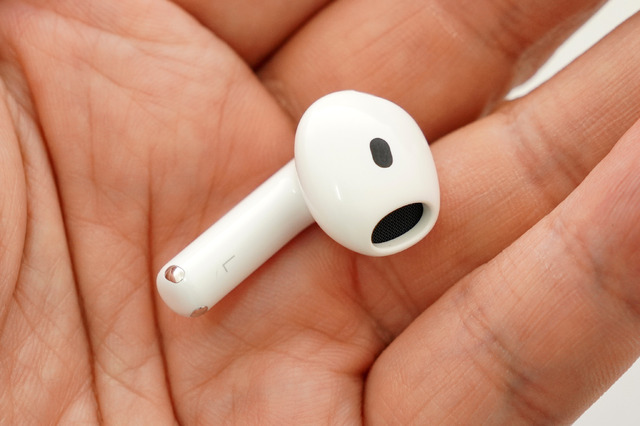 AirPods 4レビュー。軽い装着感とノイキャン両立、自然な外音が魅力。無線充電や「探す」対応などケースの機能差に注意(石野純也)