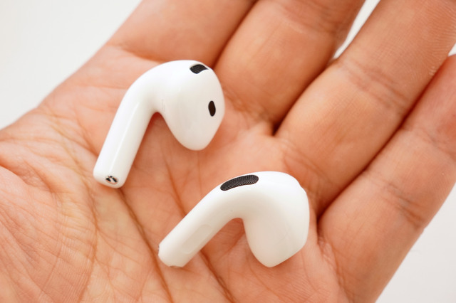 AirPods 4レビュー。軽い装着感とノイキャン両立、自然な外音が魅力。無線充電や「探す」対応などケースの機能差に注意(石野純也)