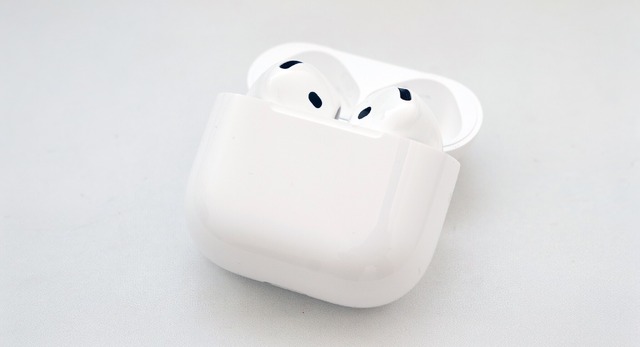 AirPods 4レビュー。軽い装着感とノイキャン両立、自然な外音が魅力。無線充電や「探す」対応などケースの機能差に注意(石野純也)