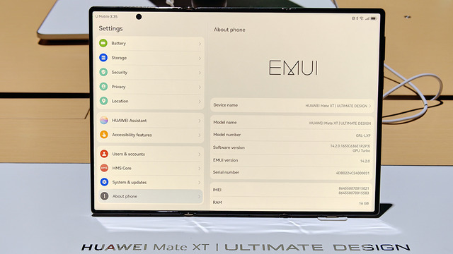 三つ折りスマホ「Mate XT Ultimate Design」グローバル版を店頭でチェック！ グーグル入ってる？（スマホ沼）